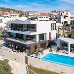 Beachfront Punta Planka With Pool 别墅 *