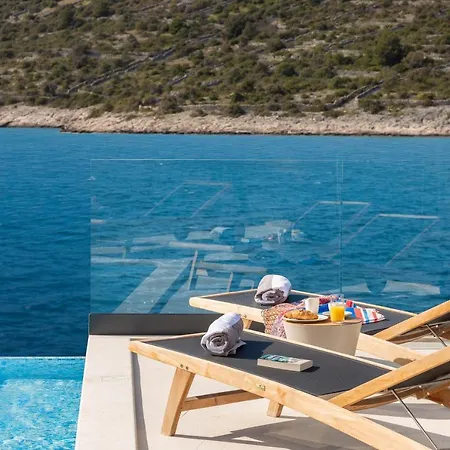 Beachfront Punta Planka With Pool فيلة