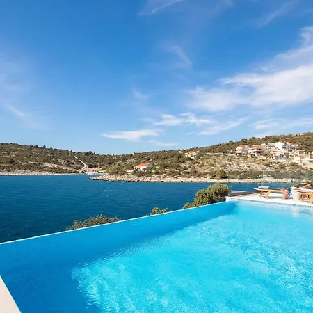 فيلة Beachfront Punta Planka With Pool روغوزنيكا